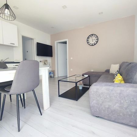 Garden Apartment Sutomiscica Bagian luar foto