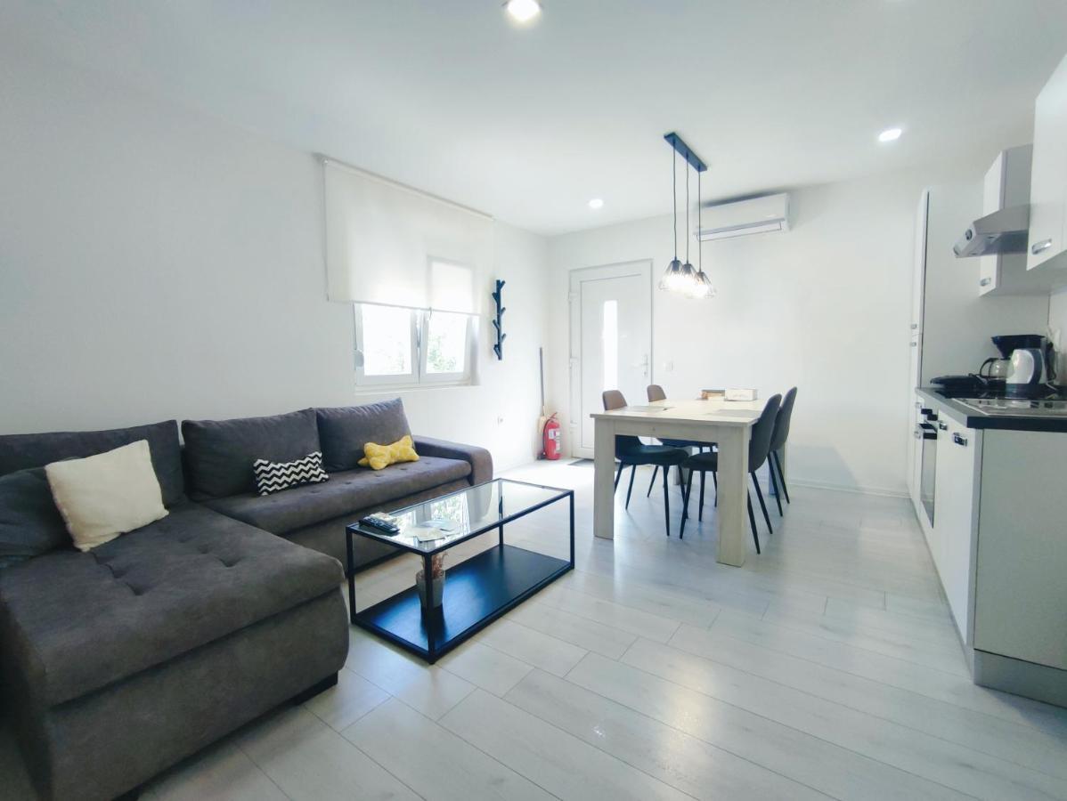 Garden Apartment Sutomiscica Bagian luar foto