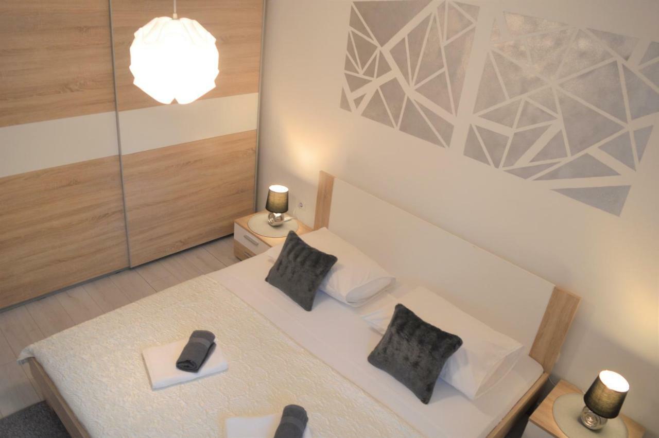 Garden Apartment Sutomiscica Bagian luar foto